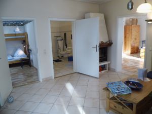 barrierefreie Fewo im EG **** das Wohnzimmer mit Blick in die beiden Zimmer & Badezimmer!