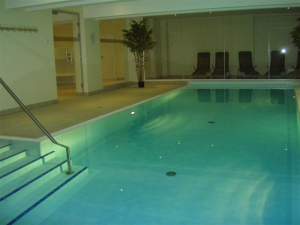 Schwimmbad mit Ruhezone und Saunabereich