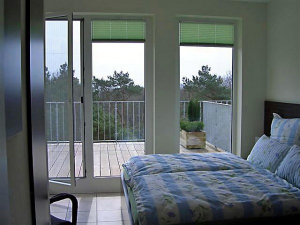 Schlafzimmer Süd mit Blick auf die Terrasse