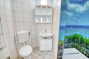 mit einer großen Dusche.