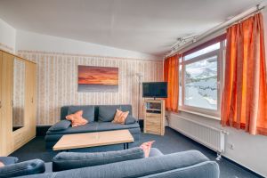 groß wie ein Hotelzimmer, jedoch zum günstigeren Preis und mit kleiner Einbauküche und Essecke.
