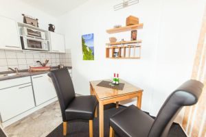 der Blick zur Einbauküche.