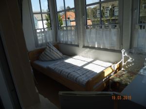 ...Blick auf den Wintergarten mit Aufbettung