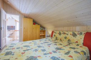 mit Kleiderschrank