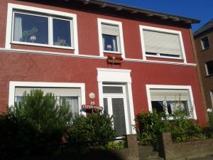 Die Ferienwohnung befindet sich im Erdgeschoss unten links im ca. 140 Jahre alten Stadthaus. Herzlich Willkommen