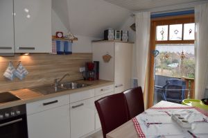 Von der Küche geht es auf den Balkon.