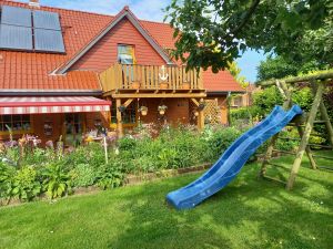Der Spielplatz m.Schaukel,Sandkiste
u.Schaukeltier,ist v.Balkon einsehbar
