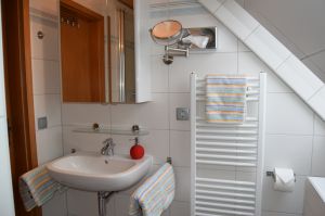 Ein Spiegelschrank,2 Badunterschr.u.1 Badhänger bieten viel Platz f.Ihre Utensilien.
Es liegen genügend Handtücher bereit u.es ist ein Föhn,Kosmetikspiegel,Badhocker,
Zahnputzbecher,eine Babywanne u.ein Waschbeckentritt f.die Kleinen vorhanden.