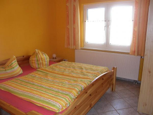 Typ 2 - Das Kiefernschlafzimmer für die Kinder ist mit einem Doppelbett, 2 Nachtische und einem Kleiderschrank ausgestattet.