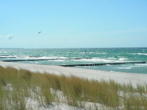 Ostseestrand... Sand, Sonne, Wind und Wellen - die Strände sind wundervoll - so lockt die Ostsee im Sommer. Kilometer langer Sandstrand lädt im Frühling, Herbst und Winter zu langen Spaziergängen ein, die Ruhe und die frische Seeluft sind Balsam für Körper und Seele. Geniesen Sie Natur.
