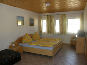 Typ 2 - Das Schlafzimmer bis 3 Personen betreten Sie vom Wohnzimmer aus und ist mit einem Doppelbett, 2 Nachtische und einem 5-türigen Kleiderschrank mit Spiegel, einer Schlafliege, Korbsessel, Kommode mit einem Fernseher + DVD-Player... eingerichtet.