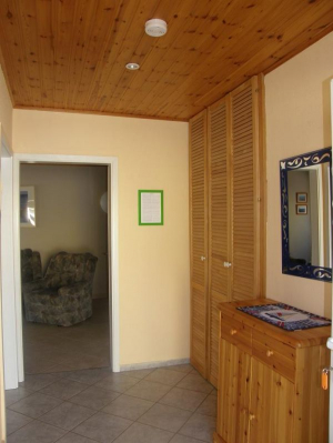 Sie betreten die Ferienwohnung vom Norden her. Von dort aus gelangen Sie rechts ins Bad, links in das Schlafzimmer für 2 Personen und geradeaus ins Wohnzimmer.