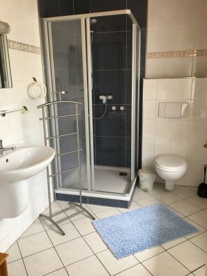In dieser Ferienwohnung befindet sich ein Bad mit Dusche, WC, Waschbecken + Fön (vom Flur aus erreichbar) und eine extra Toilette … mit Waschbecken ( erreichbar vom grossen Schlafzimmer).