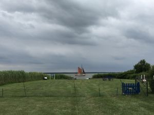 Wenn Sie einmal nichts unternehmen möchten, träumen Sie einfach vor sich hin und gehen ans Wasser.. Von Ihrer Ferienwohnung bis … zum Bodden gehen Sie nur ca. 50m über eine grüne Wiese bis zur Üferkante. Dort steht eine Bank die zum Verweilen einlädt. Beobachten Sie die Vögel, die von weitem vorbeifahrenden Boote, lauschen Sie auf das Plätschern der Wellen und das Rauschen des Windes im Schilf oder wenn es Abend wird beobachten Sie wie die Wolken vorbeiziehen... Werfen Sie die Angel aus...