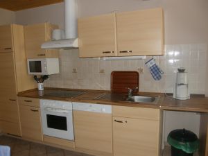 So macht das Kochen Spaß;
Geschirrspüler, Herd mit Ceranfeld und Backofen, Gefrierfach mit Kühlschrank, Mikrowelle, Kaffeemaschine, Toaster...