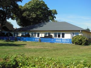 Auf dem Wassergrundstück "Piratennest Darss mit Hund" direkt am Bodden steht dieses Gästehaus mit Ferienwohnungen. Es lädt Sie ein zum Urlaub machen. Sie sehen den Typ 3: Wohnfläche 43m², für 2 Personen, Boddenblick, Südterrassen (eingezäunt) mit Boddenblick, Gartenmöbel, Grill, Spiel- und Liegewiese. Rechts seitlich befindet sich der Typ 2: Wohnfläche 70m², bis 4 Personen, 2 Schlafzimmer, Terrasse (eingezäunt) mit Boddenblick, Grill...