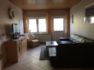 Der gemütliche Wohnbereich ist ausgestattet mit vielen Bildern, einer Couchgarnitur, einem Fernseher, Radio usw.. Die … integrierter Küche verfügt über einen Geschirrspüler, 4Platten-Ceranfeld mit Backofen, Kühlschrank mit Gefrierfach, Mikrowelle, Kaffemaschine, Toaster und alles was Sie zum Kochen benötigen. Sicherlich werden Sie so manche nette Stunde bei einer duftenden Tasse Kaffee oder Tee oder einem Glas Rotwein oder bei eimem Kartenspiel mit Ihren Kindern an unserem Esstisch verbringen.