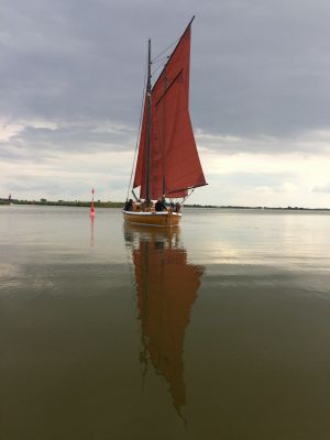Unternehmen Sie eine Zeesfahrt.
Zeesen sind alte Fischerboote.