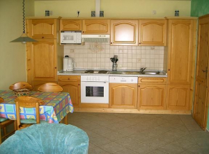Der Küchenbereich ist ausgestattet mit einem gemütlichern grossen Esstisch und verfügt über einen Geschirrspüler, Herd mit Backofen, Kühlschrank mit Gefrierfach, Mikrowelle, Kaffemaschine, Toaster und alles was Sie zum Kochen benötigen. Sicherlich werden Sie so manche nette Stunde bei einer duftenden Tasse Kaffee oder Tee oder einem Glas Rotwein oder bei eimem Kartenspiel an unserem Esstisch verbringen.
