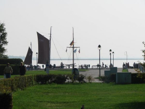 Blick auf den Borner Hafen - etwa 150m Luftlinie beträgt die Entfernung