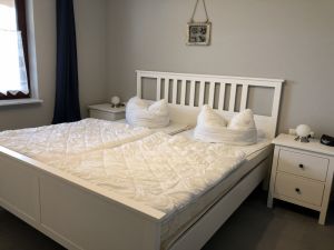 Schlafzimmer für 2 Personen mit Doppelbatt, TV, Wlan