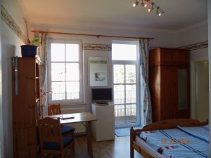 Das mit Laminat ausgelegte Doppelzimmer - mit angrenzendem Balkon - ist zweckmäßig eingerichtet, mit Doppelbett (bezogen mit Spezialbettwäsche), einer Sitzgruppe mit Tisch, Kleiderschrank, kleine Kommode und Bücherregal. Ferner sind TV mit DVD-Spieler und Radiowecker (mit CD) vorhanden.