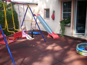 ...unser Spielplatz mit Rutsch, Schaukeln und wechselnden anderen Spielgeräten... Hüpftiere, Wasserspielplätze, kleiner Plantsch-pool.... je nach Jahreszeit