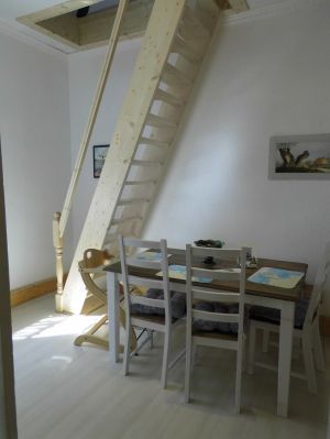 im Hintergrund die Treppe zum oberen Schlafzimmer