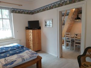Man betritt die Fewo über das Wohn-Schlafzimmer geht dann weiter in das Esszimmer. Ebenso der Aufgang in das Dachgeschoß :-)