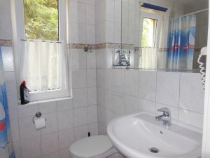 Duschbad mit WC, Waschbecken, Fön, Fenster und Fußbodenheizung