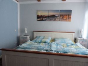 Schlafzimmer Wohnung Sonneneck Das kleine Schlafzimmer ist gemütlich.