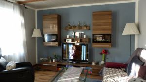 das Wohnzimmer ist großzügig geschnitten und mit 2 Schlafcouches eingerichtet