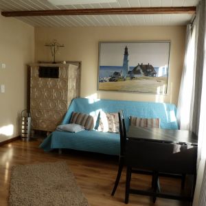 am Kachelofen im Wohnzimmer ist es gemütlich, wenn draußen der Wind pfeift.