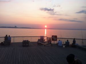 Jeden Abend ein Spektakel - der Sonnenuntergang mit fantastischer Sicht von der Landungsbrücke. Ein Tip, genießen Sie den Abend auf der Landungsbrücke mit einem Picknick Korb und einem guten Wein.