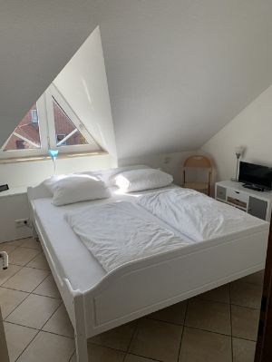 Schlafzimmer mit Doppelbett 200x180 und Zeit TV