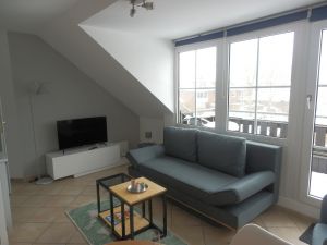 Wohnzimmer mit Smart TV Bild 8: Fewo bis 4 Personen - mit kostenlosem Schwimmbad in Timmendorfer Strand