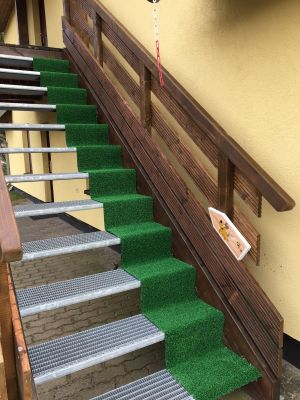 Die Wohnung erreichen Sie über eine hundefreundliche Außentreppe (12 Stufen, Podest (überdacht), Flur, Wohnung.