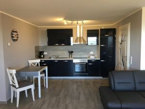 Küchenbereich mit GS, E-Herd mit Ceranfeld, Backofen, Kühlschrank, Gefrierfach, Kaffemaschine, Toaster, Geschirr, Töpfe, Esstisch...,