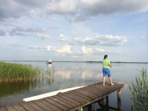 Angeln auf dem Wassergrundstück vom Bootssteg.