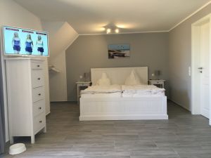 Schlafbereich für 2 Personen.
Auch vom Bett aus können Sie den Flachbildschirm gut sehen.