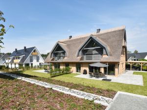 Gartenansicht Linke Seite ist Reetdach-Villa Ostssefrische