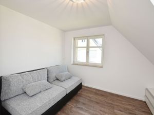 Schlafzimmer 4 mit Boxspringcouch als Aufbettung im OG für 2 Personen