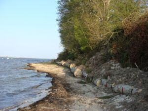 Der Naturstrand ist weniger als 100 m vom Häuschen entfernt. Sehr ruhig gelegen lädt er morgens förmlich dazu ein, den Tag bei Sonnenaufgang bei einer Tasse heißen Kaffee zu begrüßen.