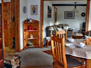 Kachelofen für gemütliche Abende ist vorhanden.