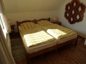 Elternschlafzimmer mit Doppelbett und West-Loggia