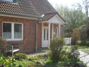Vorderseite unserer Doppelhaushälfte. Rechts der zum Haus gehörige Parkplatz und das Tor zum Garten.