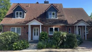 Dieses Bild zeigt beide Doppelhaushälften. Links Ferienhaus BiINGE und rechts Ferienhaus BUTEN.