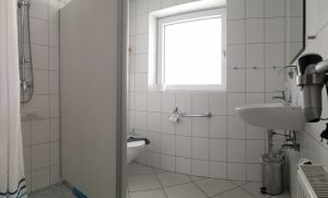 Das Duschbad hat eine ebenerdige Duschwanne die auch mit einem Rollstuhl befahren weerden kann