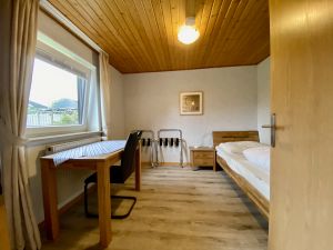 Das Kinderzimmer hat ein Einzelbett und einen Kleiderschrank ausserdem einen Schreibtisch und eigenen Fernseher