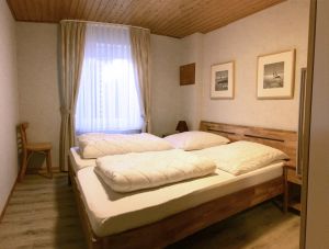 Schlafzimme mit Doppelbett Kleiderschrank und Nachtschränken